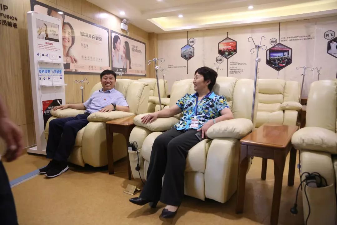 热烈欢迎金水区经三商圈曹永彬书记莅临我院参观指导