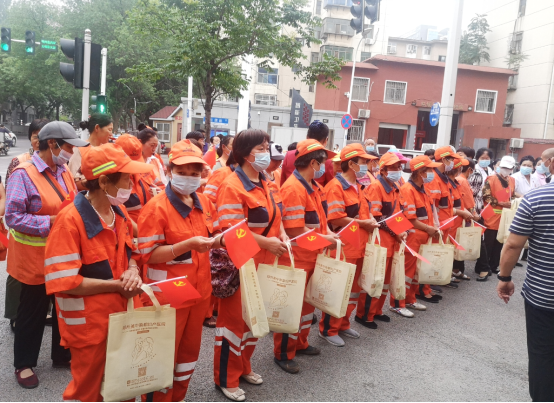 我院联合丰产路街道办事处共同组织礼献建党百年·情暖环卫工人公益活动